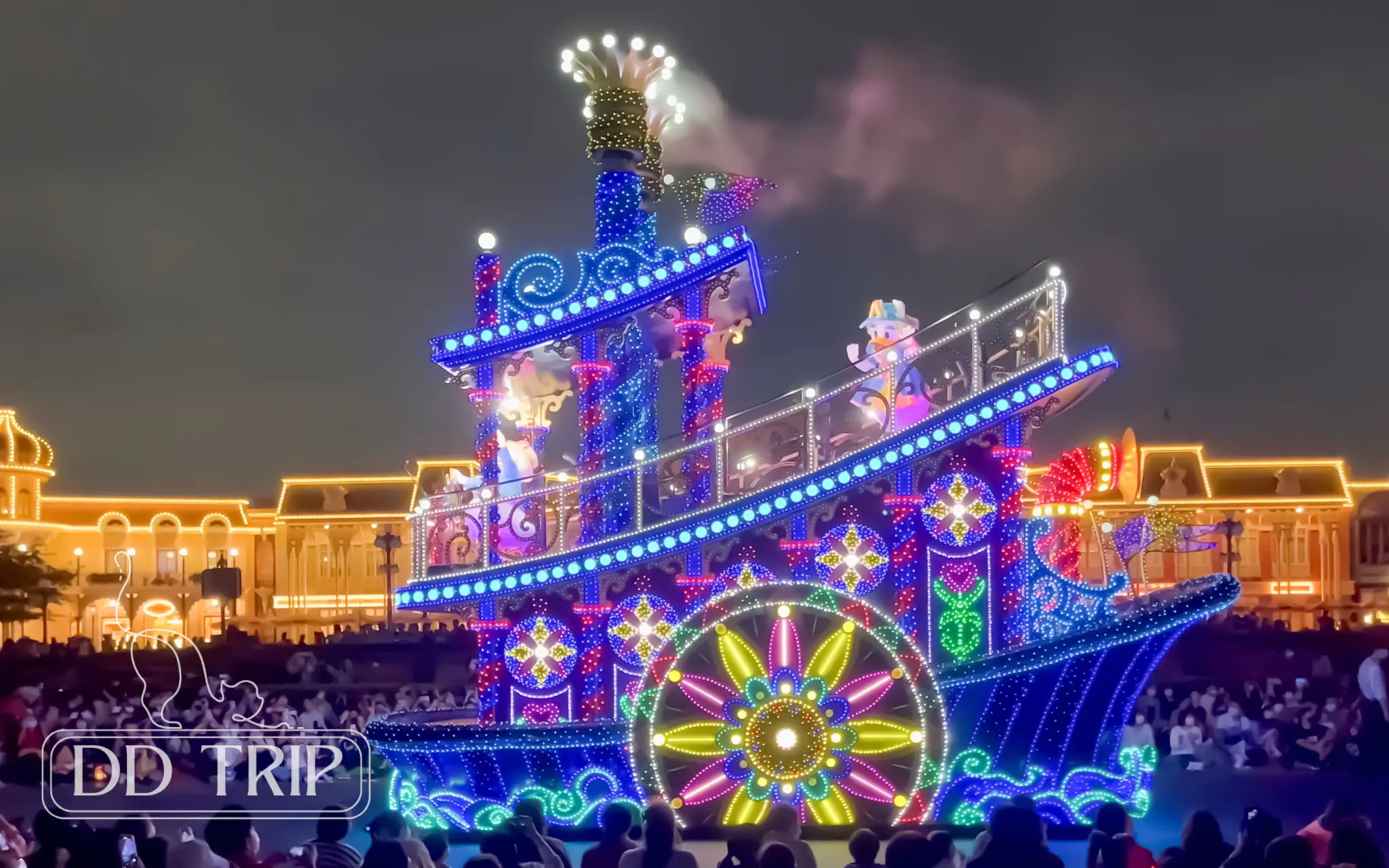 毎回変わる？パレードフロートの停車位置と秘密