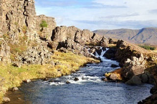 世界最古の議会、アルシングの跡地にあるシングヴェトリル アンジンヴェウリル国立公園で飛ぶアイスランド国旗。の写真素材・画像素材 Image119385034