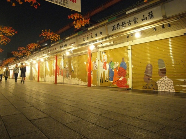東京の浅草仲見世商店街 - 江戸時代から賑わい続ける東京下町の商店街 -