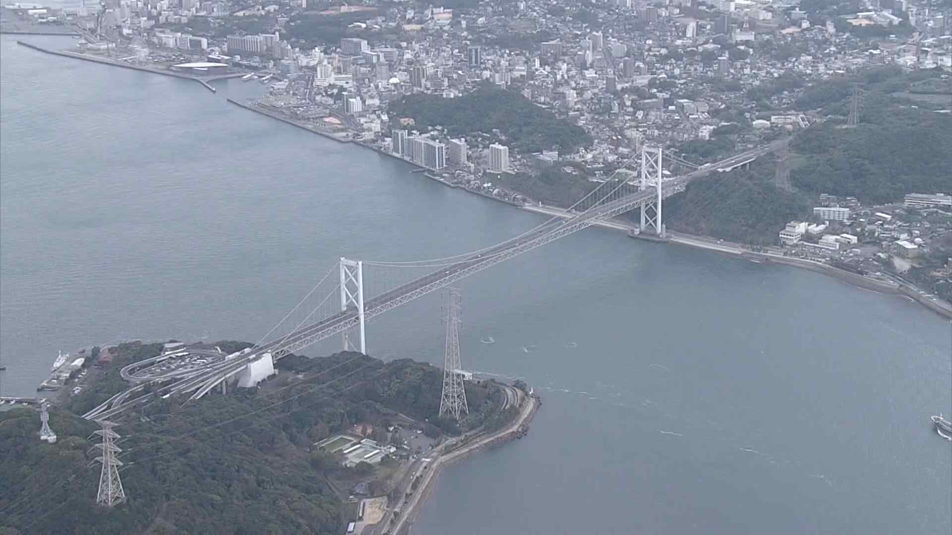 関門橋 開通50周年！昭和48年11月14日、関門海峡の早鞆の瀬戸に本州と九州を結ぶ関門橋が完成。 開通当時は東洋一の長さを誇りました。開通式は門司側橋台を会場に、日本道路公団総裁 当時 、建設大臣