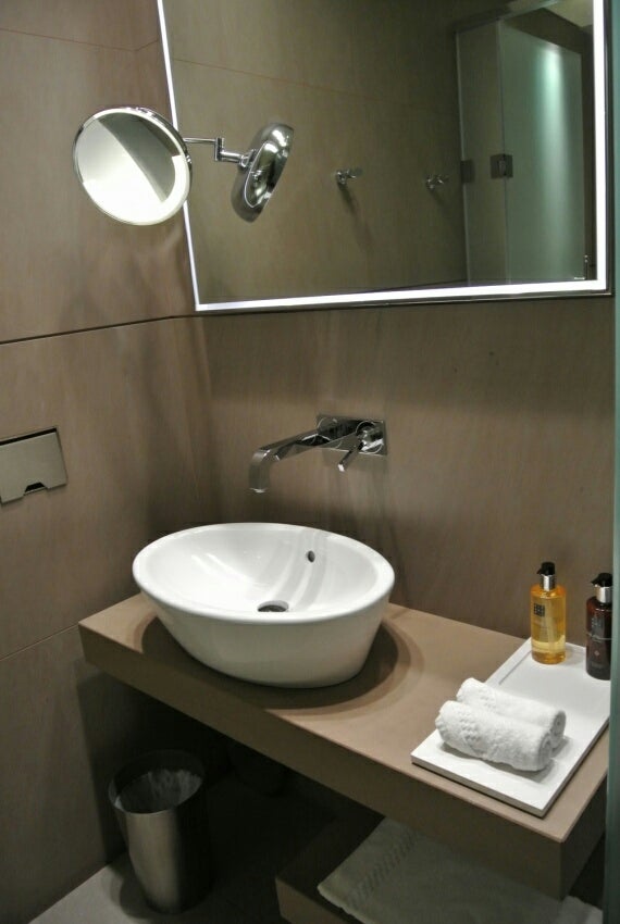 ドーハ空港アル・ムルジャンラウンジ体験記エコノミーでも138ドルで利用可！乗り継ぎ中にシャワー30代共働き世帯年収2000万のスパルタ資産運用と生活ブログ