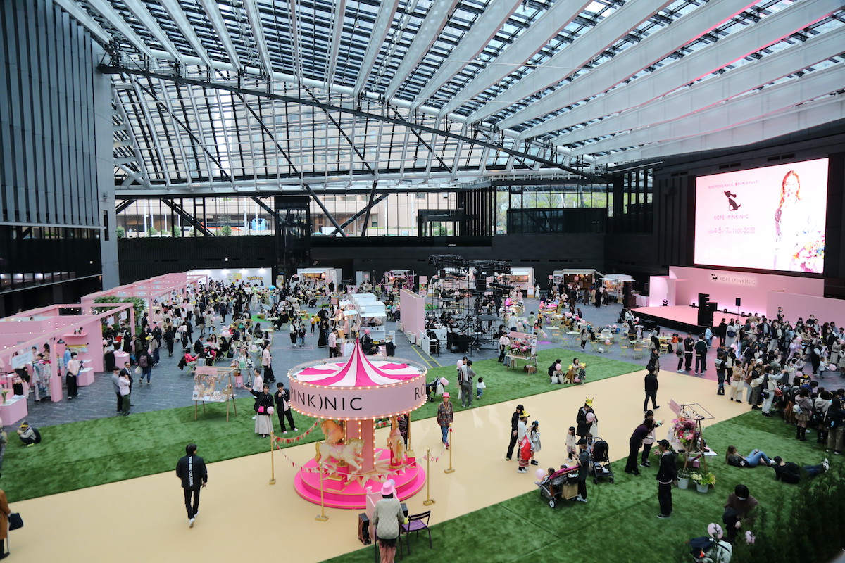 新宿住友ビル一階に新たなイベントスペース「三角広場」がオープンしました！ 全天候型で広々とした開放的な空間です☆ 今後のイベント開催についてはまだわかりませんが、とても楽しみな新スポットです☆今後もどんどん進化する新宿の街並みが楽しみです！ http:www