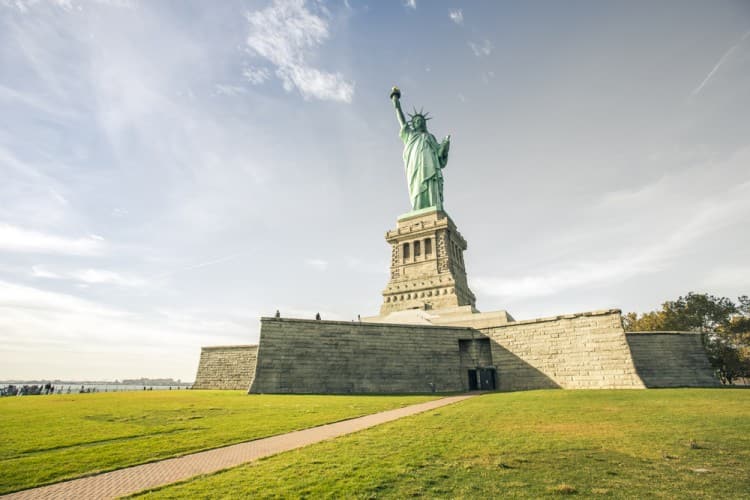 自由の女神の足元は稲生瀬鴉 いのうせあ