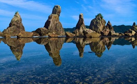 橋杭岩に昇る満月の光景は幻想的でした - 風景悠楽