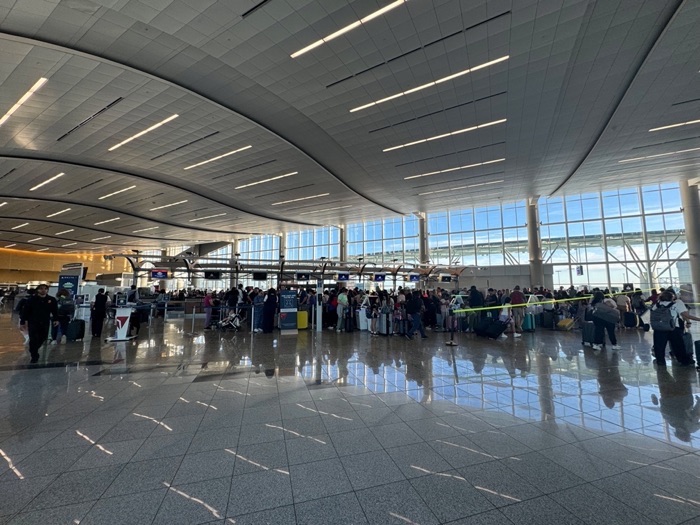 アトランタ空港には、ターミナルの真ん中に喫煙ラウンジがあるんだよね。 : r mildlyinteresting