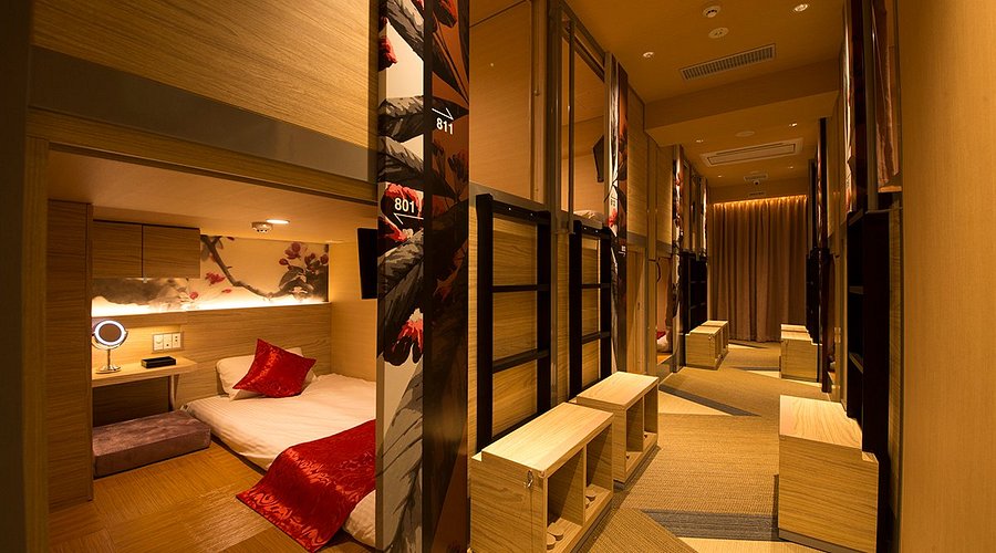 坂井直樹の”デザインの深読み”: ベッドや照明などをミニマムに収めたカプセルホテル は今や「メイド・イン・ジャパン」の象徴として定着している。快適さと機能性を求め時代と共に進化し続ける