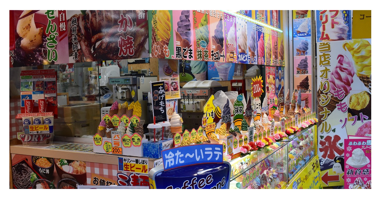 福井・東尋坊 断崖から海を一望する絶景カフェ「IWABA CAFE」るるぶ&more