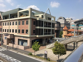 横浜市営地下鉄ブルーライン中川駅 各種プロモーションやサンプリングに最適な改札外1階出口前のイベントスペース - ショップカウンタ