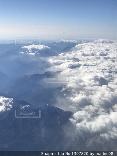 飛行機雲が伸びる条件って？ 上空の湿り気が関係するよ -