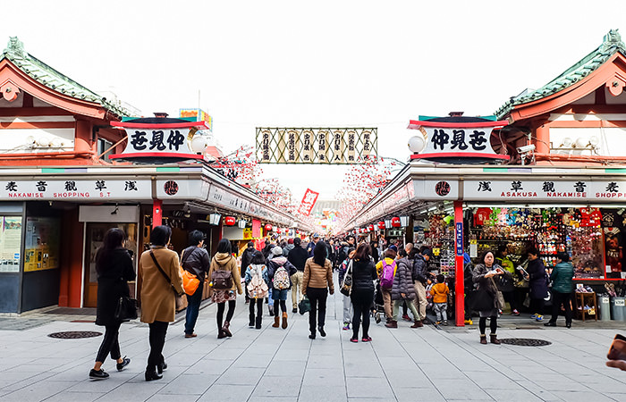 浅草 珍しいお店がいっぱい！雷門と浅草寺をつなぐ「仲見世通り」東京ひとり旅ガイド