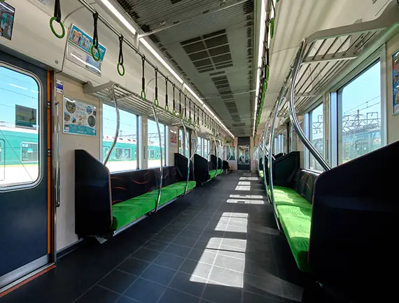 京阪、車内広告用のデジタルサイネージを導入 - 鉄道コム