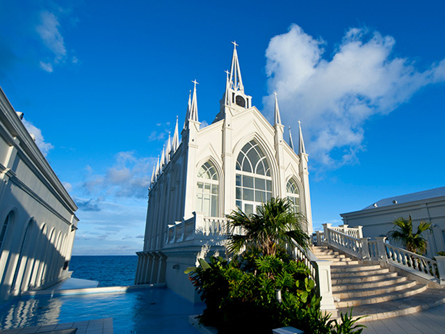 誰もが憧れる、お城のような教会「ラソールガーデンアリビラ クリスティア教会」 読谷村