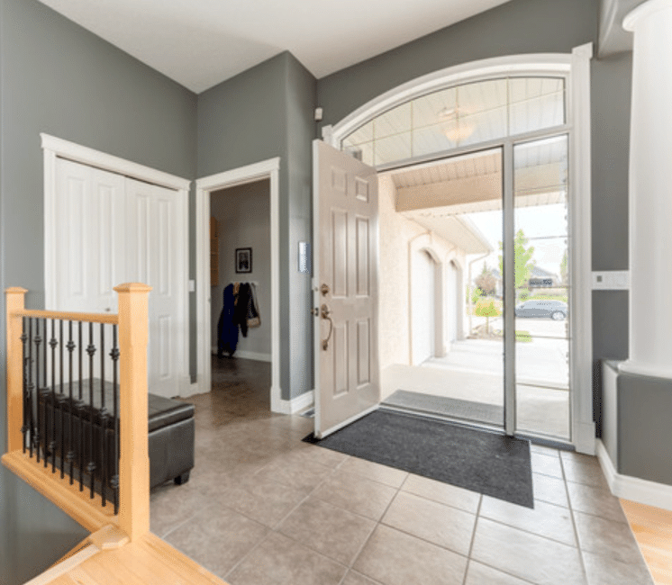 海外ドラマで玄関が内開きの理由│小沢渡日報