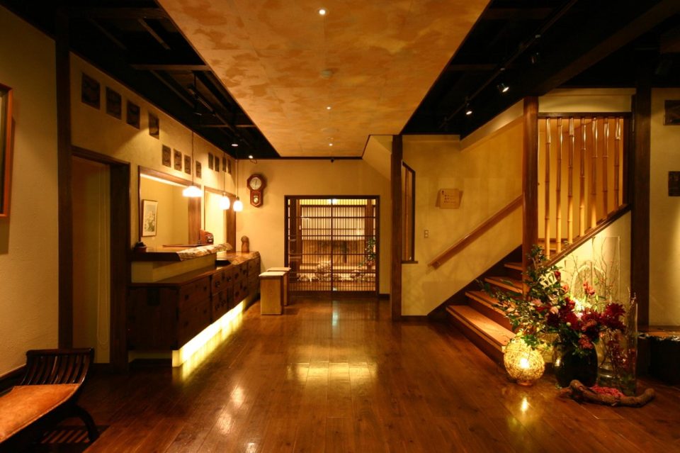 温泉旅館のロビーならではの雰囲気 - 美瑛町、大雪山白金観光ホテルの写真 - トリップアドバイザ