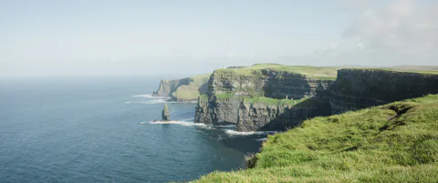 H.I.S.プライベートツアー 日本語ガイドと専用車で行く アイルランドの絶景・モハーの断崖