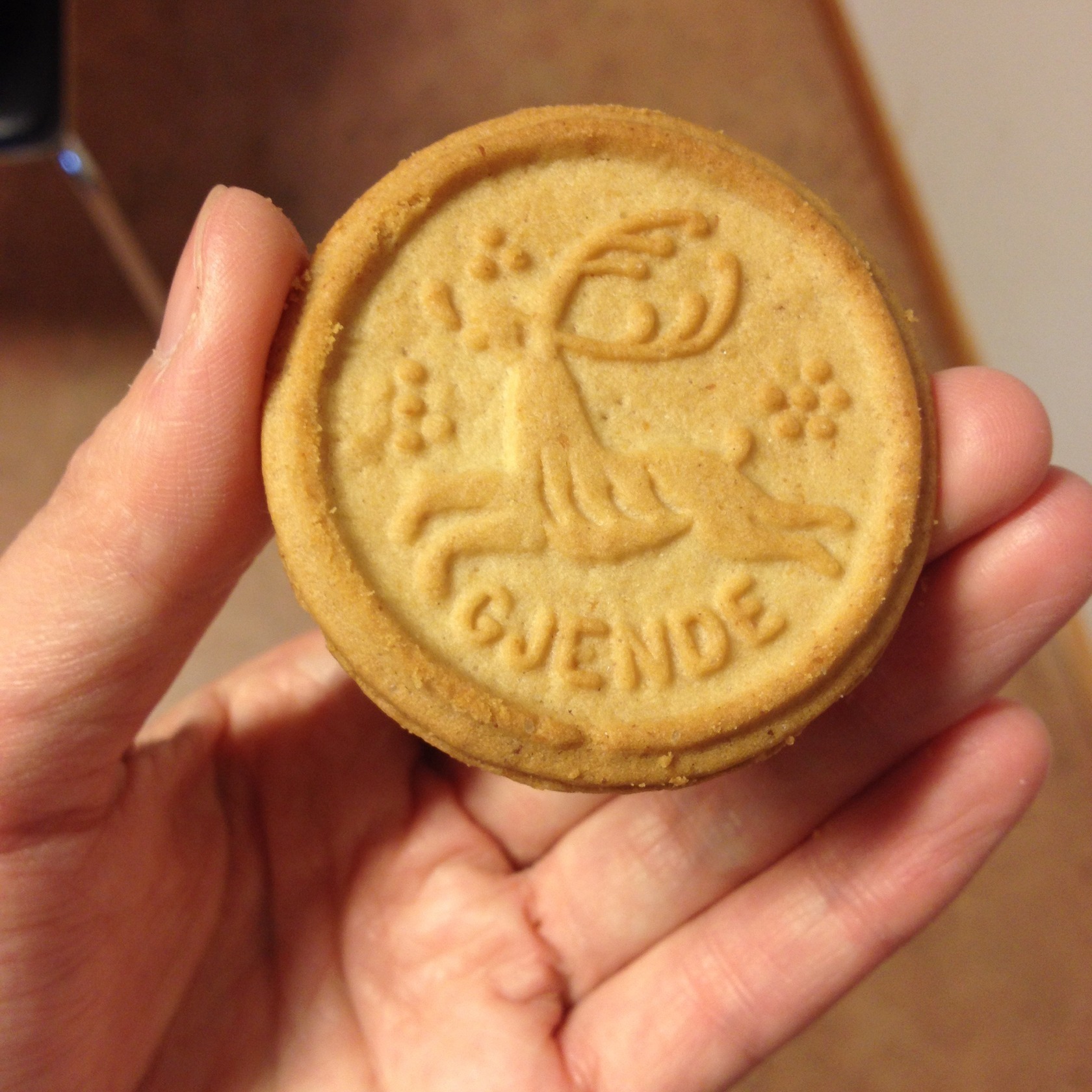 ノルウェーで親しまれるお菓子「ココスボール」。甘い雲を食べているような夢心地のひとくちスイーツ。CAKE.TOKYOケーキドットトーキョー