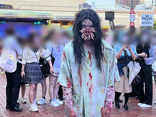 渋谷でUSJのハロウィーン先行体験 Adoさん新曲でゾンビとダンス - シブヤ経済新聞