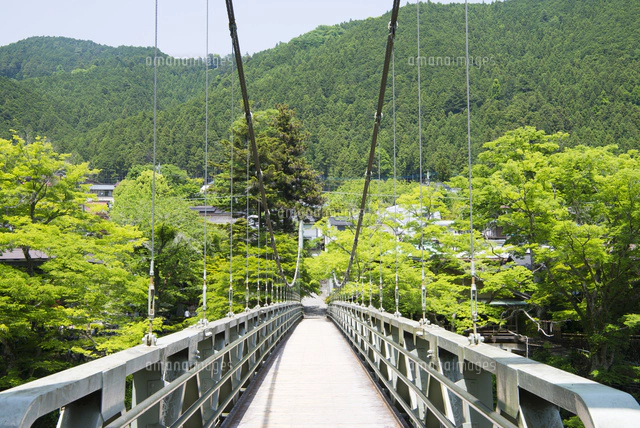 吊り橋を渡ろう。 奥多摩むかし道の途中の「しだくら吊橋」は、建設から50年以上経っています。そのため一度に乗れる人数は2人と制限があります。しかしその 吊り橋から眺める景色は絶景そのもの。奥多摩散策の際には是非立ち寄りたいスポットです。 しだくら吊橋