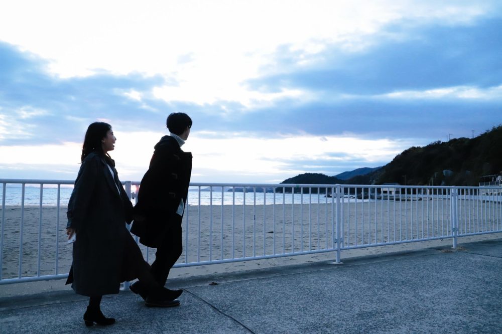 カップルと一緒にリラックスしてビーチに行ったり、絆を深めたり愛情を込めてサポートしたりする おんぶが大好きです。夏休みの旅行と男性との幸せ、充実した時間と休暇旅行のために男性と女性を運ぶことが大好きですPremium写真