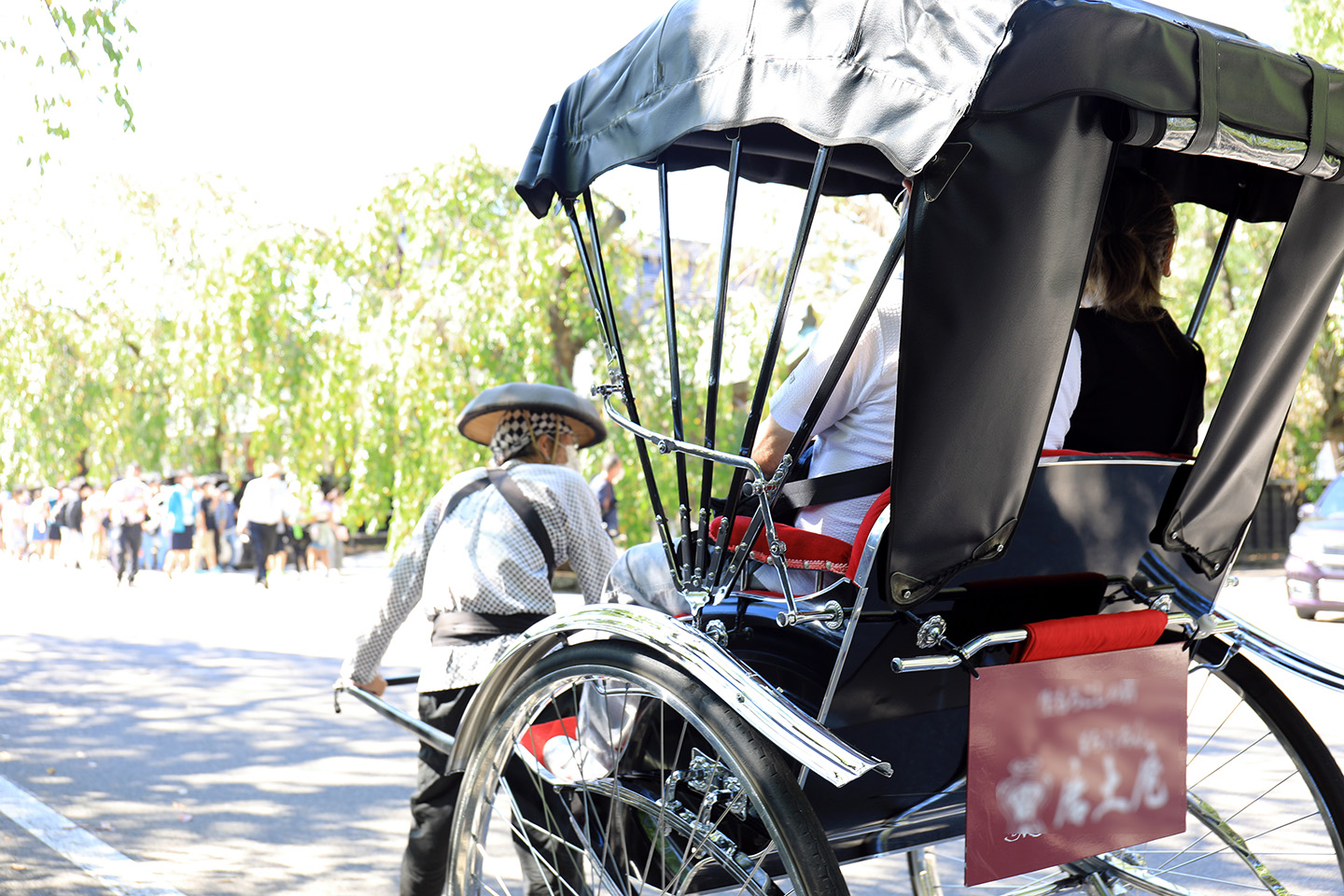 武家屋敷と人力車 Kakunodate,Akita 人力車に揺られて角館の町を。 角館にも、いよいよ桜の季節がやってきます。