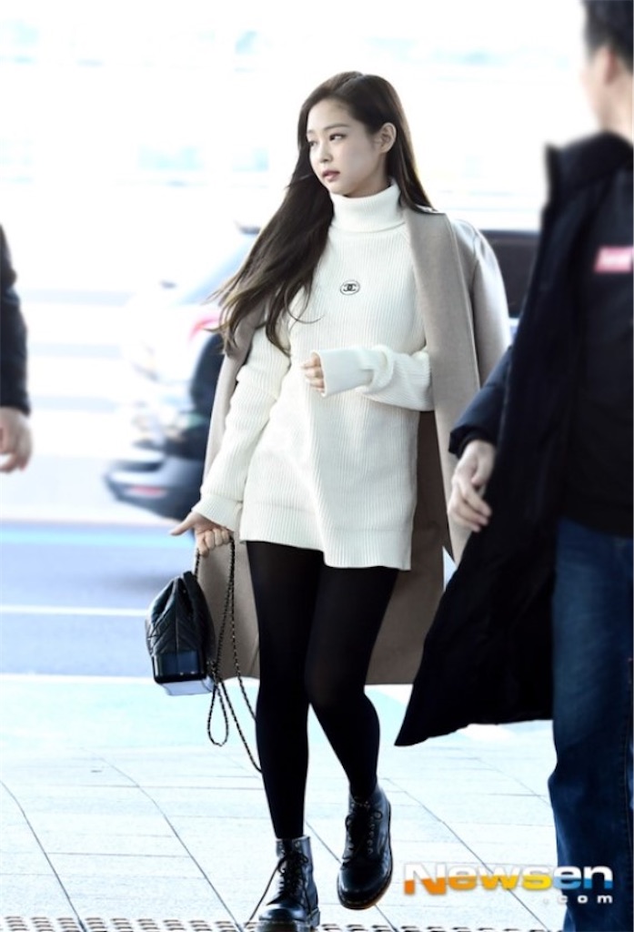 BLACKPINK ジェニーのエアポートスタイル。こなれ感あふれる空港ファッションを一気見！Vogue Japan