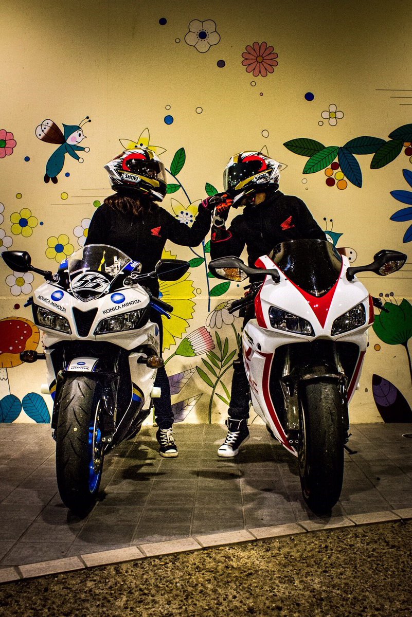 オートバイの近くでポーズをとるカップル · 無料の写真素材