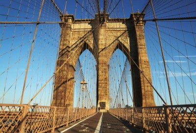 ブルックリン橋にメキシコ海軍の船が衝突 複数のけが人 米メディア