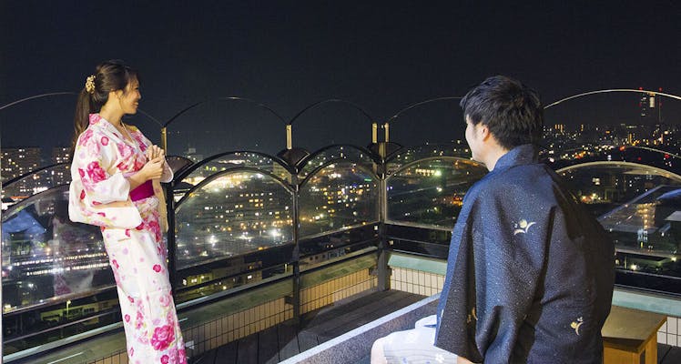 冬は日が落ちるのがとても早いですが、 そんな冬でも、早く日が落ちるからこその絶景が楽しめます☻ 真っ暗闇の海を船からの明かりにより、とても綺麗に彩っています😍✨ また、高松港では街の灯りも多く、夜景が素敵で、カップルやご夫婦で行かれるとロマンチックな