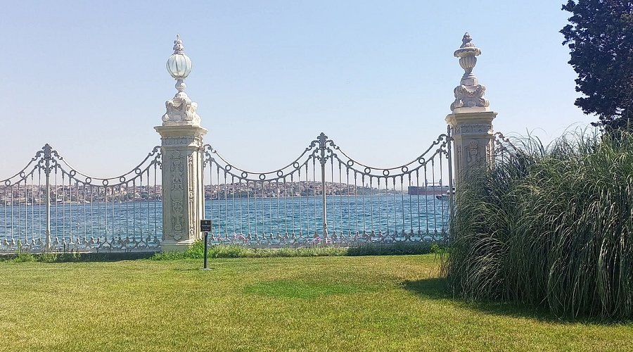 イスタンブール新市街「ドルマバフチェ宮殿」の見どころやチケット入手方法を紹介Toruko Tabibu