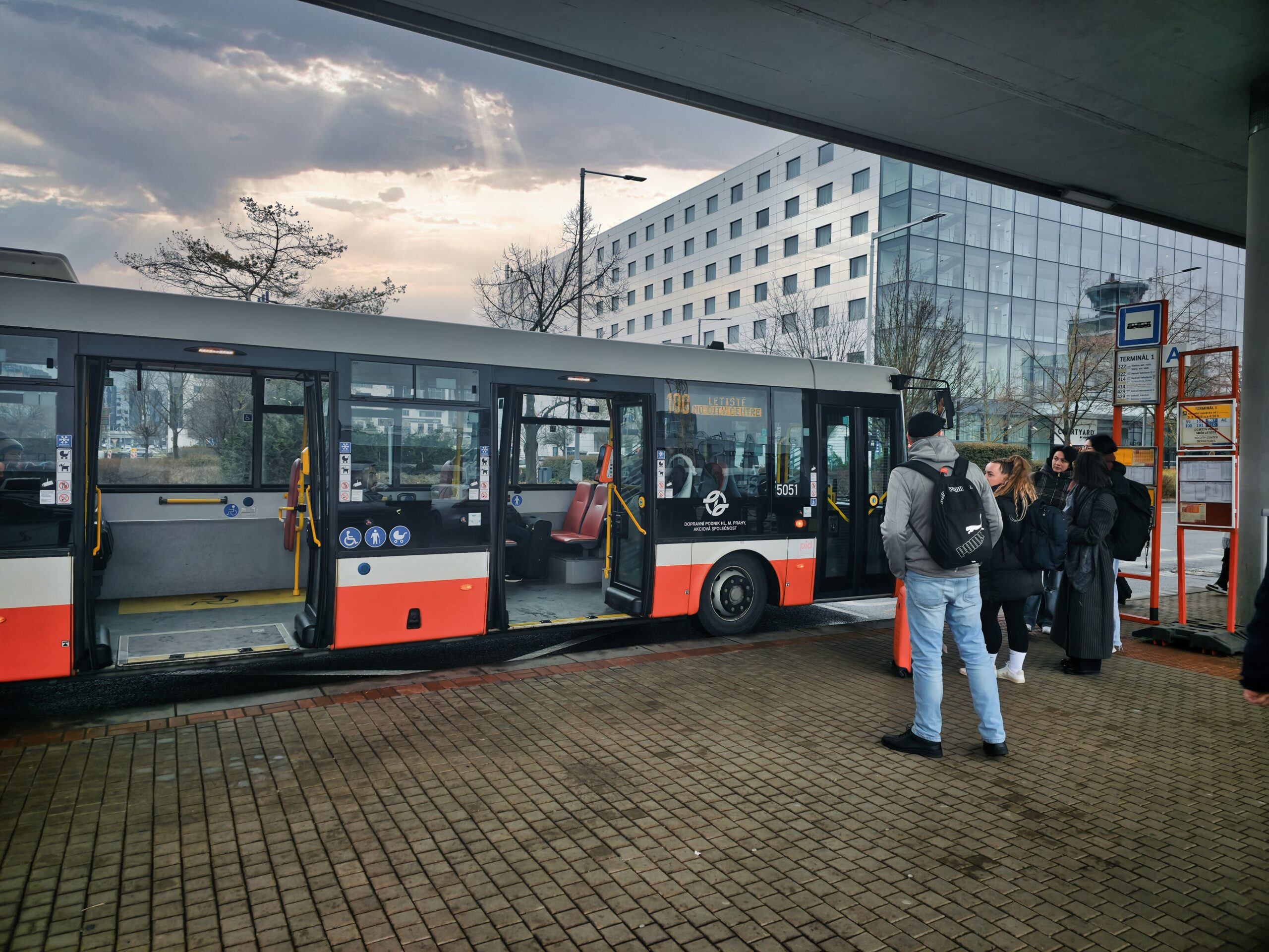 プラハ空港から市内までのアクセス方法、券売機での切符の買い方を詳しく解説旅と私とドイツ