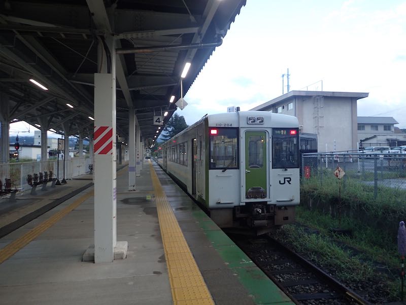 東北 飯豊山縦走：公共交通機関を使い、初夏の飯豊山を歩き通すCROW'SCLAW