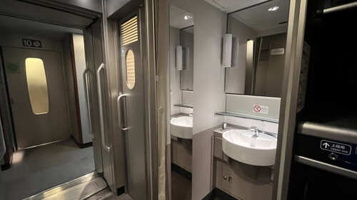 新幹線の「のぞみ・ひかり・こだま」のトイレは何号車？荷物の管理やタイミングも！はなりっち