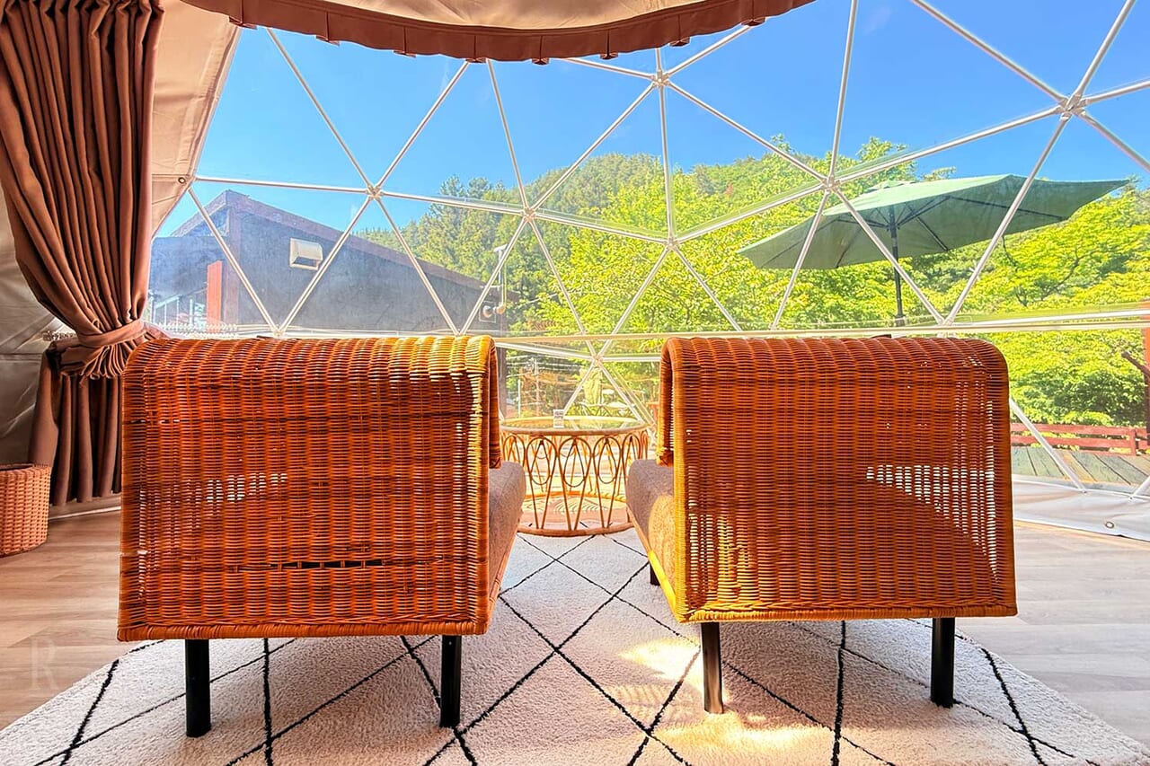 山梨・都留市でグランピング施設「THE FOREST」7月21日開業。市内初のドームテント完備 - トラベル