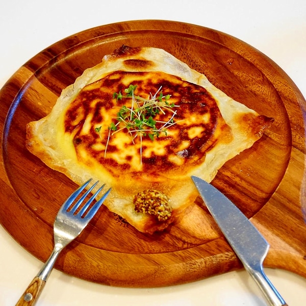 ◾︎ブリック Brikチュニジアでポピュラーな卵の包み揚げ料理。 別名、「チュニジアの春巻き」とも言われています。具材は、じゃがいも、ツナ、チーズ、生卵等 お子様でも食べやすく人気の一品です◎tunipponpizza