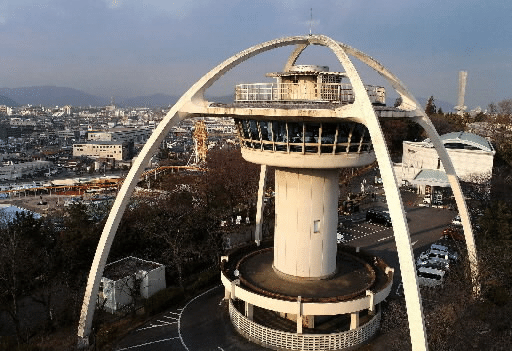 今夜は回転展望レストラン『東風と海』より夜景をお届けします✨ この時期は空気が澄んでいるので特にキレイです🌛🌉✨美しい鳥羽の海をお楽しみ下さいませ🎵戸田家鳥羽伊勢志摩旅館旅館100選三重県1位5つ星の宿東風と海夜景鳥羽湾キレイ回転