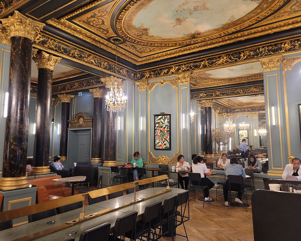 必見！オペラ座近くの豪華なStarbucksスターバックス