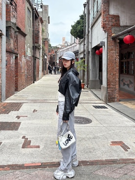 秋の旅行コーデ17選 スニーカーなら疲れにくい！ おしゃれで歩きやすい大人コーデ