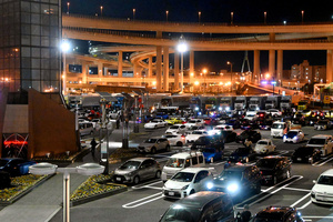 もう我慢の限界！ ついに始まった「江の島封鎖」に反響多数!?「英断です」「検挙すべき」騒音など被害収まらず「ゲート閉門」夜間に無期限実施くるまのニュース