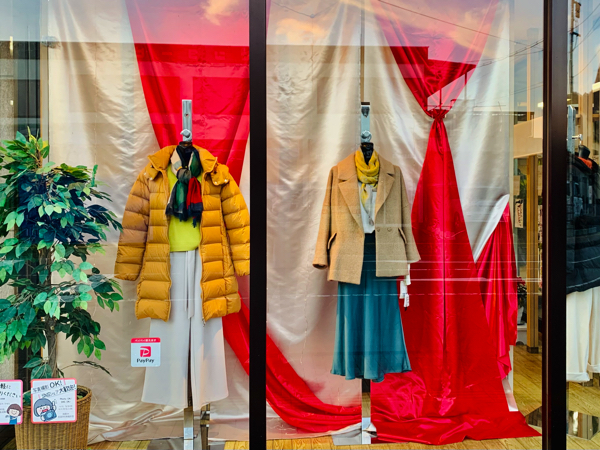 ウィンドウショッピングするカップル 11031008055 の写真・イラスト素材アマナイメージズ