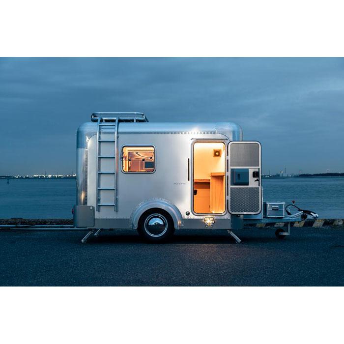 小さい！派手！だけど4人が泊まれるキャンピングトレーラー「SHEOAK」 ― 家族が増えても大丈夫！えん乗り