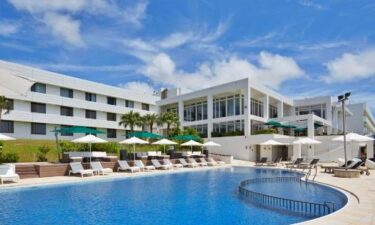 みなさんこんにちは☀ロイヤルビューホテル美ら海 では、2025年3月20日 木・祝 からガーデンプール がオープンいたしました😆突き抜けるような青空にキラキラと輝くプールはリゾート気分を一層盛り上げてくれます♥