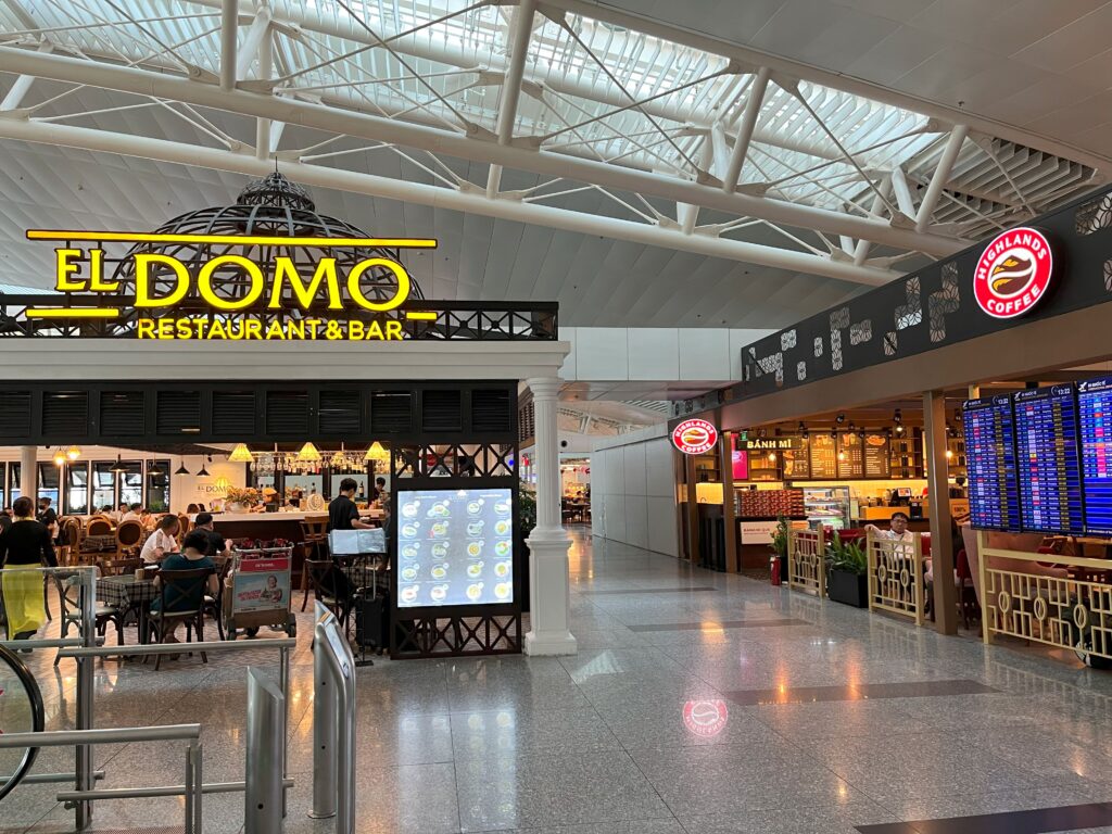 ノイバイ国際空港第1ターミナル4階に位置するLucky Restaurantは、広々とした空間で滑走路を眺めながらベトナム料理を楽しめるレストラン です。フォーや揚げ春巻きなどの定番料理を手頃な価格で提供しており、空港内での食事に最適です。LuckyRestaurantノイバイ国際