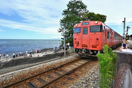 曲がりくねった海岸沿いの道路を車で走るの写真 – Unsplashの車の無料画像