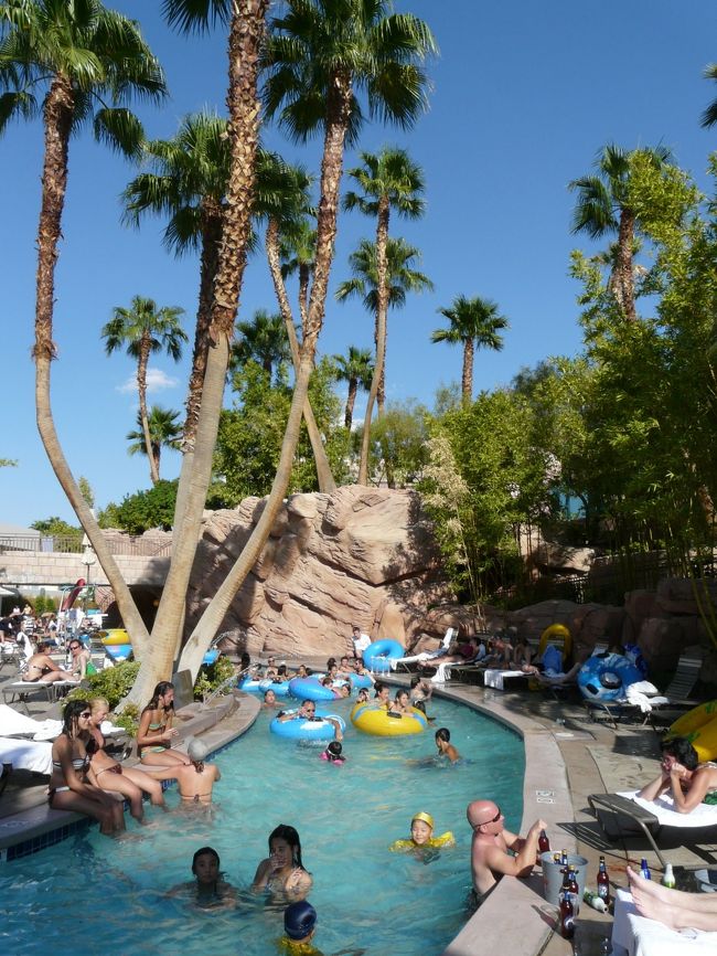 ラスベガス🎲2022年9月の様子 Las Vegas, September2022 9月になってもまだまだ暑いです。流れるプールに波のあるプールを楽しみました❤