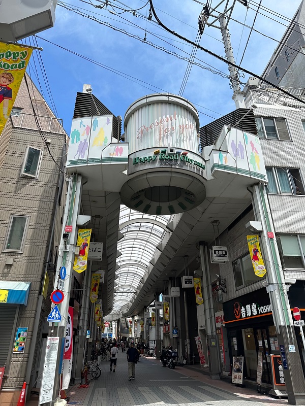 未来のために風景を記録する昭和35年の大山銀座美観街 現ハッピーロード大山商店街 の歳末の風景。この年９月には区の商店コンクールで団体の部の区長賞を、また都の商店コンクールで都知事賞を受け、11月には全国商店コンクールで通産大臣賞を受けるなど、商店街