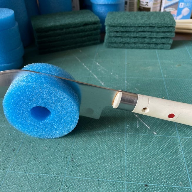 macopi_asobi←フォローしてね🫶 セリアのプールスティックって買ったことある？ 今回は▶︎噴水あそび◀︎をしたよ！ 暑い日にオススメ🤭用意するもの・プールスティック