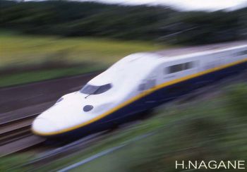 富士山をバックに新幹線の流し撮り 「半流し」の応用GANREF