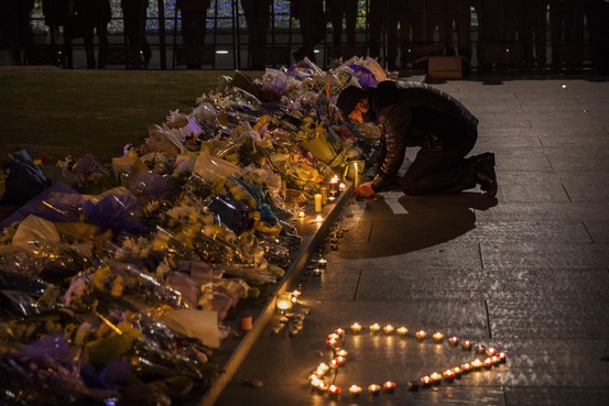 外滩踩踏事件：1平米近7人伤亡多为年轻女性-搜狐新闻