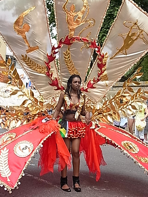 ロンドン3日目はノッティング・ヒル カーニバルへ🇬🇧🇯🇲☀️ 36台のサウンドシステムと数え切れないサウンドカー🔊 参加者は100万人以上だそうです。ひょえー！この人混みだと疲れてホテルに戻れなそうなので、夕方まで。