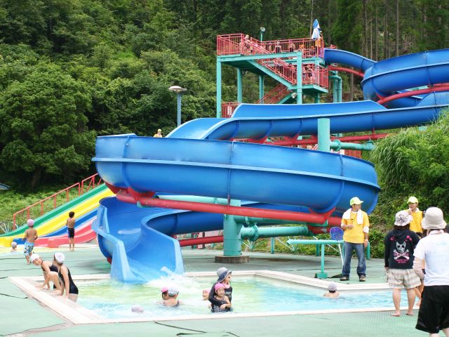 福岡県の子連れで行けるプール15選。赤ちゃんOKや人気のかずやドーム、ホテルプールも3子連れのおでかけ・子どもの遊び場探しならコモリブ